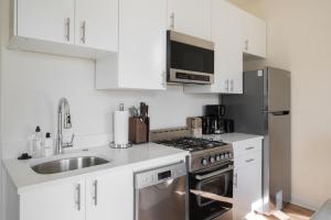 Dupont Circle 2br w wd nr nightlife metro WDC-751的厨房或小厨房