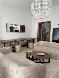 蒙彼利埃Bastide Castella的带沙发和桌子的客厅以及吊灯。