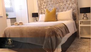 马塞卢Barcalla Hotel Apartments的一间卧室配有一张带黄色枕头的床