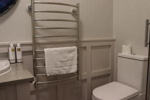 肯德尔The Gateway Hotel的浴室位于卫生间旁,配有毛巾架