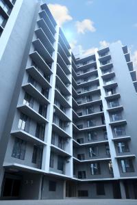 孟买Axon Aleta的公寓大楼的一侧设有阳台