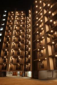 孟买Axon Aleta的一座大型公寓楼,晚上有灯