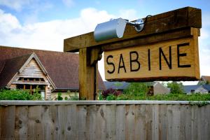 牛津Sabine Barn的 ⁇ 旁读萨尼语的木标志