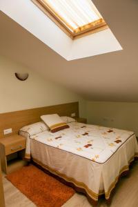 伊萨韦纳河畔罗达El Balcon de Roda的一间卧室配有一张带天窗的大床