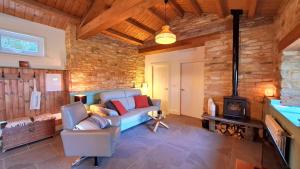 卢戈Galician Rural Accommodation - La Casita的带沙发和壁炉的客厅
