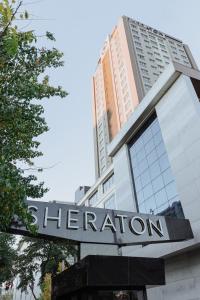 比什凯克Sheraton Bishkek的一座标有喜来登标志的建筑