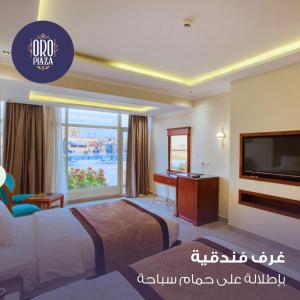 开罗فندق أورو بلازا ORO Plaza Hotel的酒店客房设有两张床和电视。