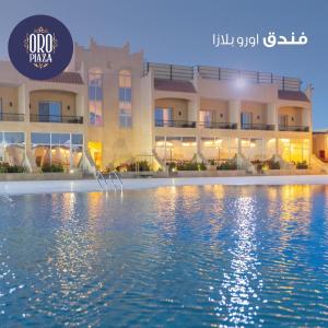 开罗فندق أورو بلازا ORO Plaza Hotel的大楼前有游泳池的酒店