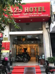 河内A25 Hotel - 53 Tuệ Tĩnh的一辆摩托车停在酒店外面