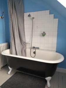 若奈克朗Moulins de Clan的浴室设有浴缸和淋浴。