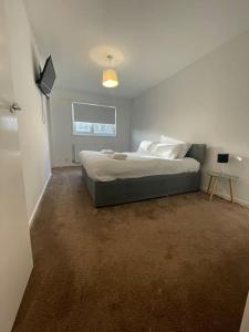 WombridgeLarge 2 bedroom house的一间卧室,卧室内配有一张大床