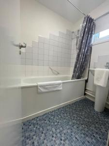 WombridgeLarge 2 bedroom house的白色的浴室设有浴缸和淋浴。