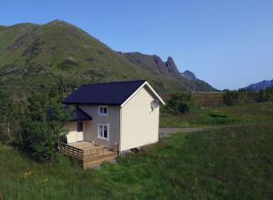 LaupstadCharming house by the sea, Lofoten!的山丘上带太阳能屋顶的小房子