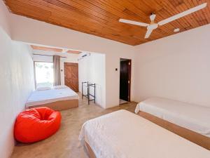 卡特勒格默Agastyā的一间卧室设有两张床和木制天花板