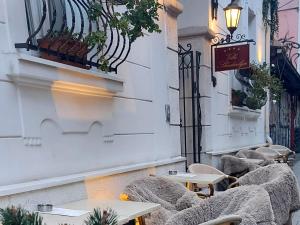 贝尔格莱德斯加达尔里加别墅酒店的街上的咖啡馆,带桌椅