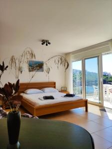 巴尔Luxury Seaside Holm Oak Villa with Private Beach的一间卧室设有一张床和一个大窗户
