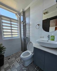 碧瑶Tinker's Cabin Baguio的一间带卫生间和水槽的浴室