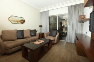 贝鲁特大不列颠套房酒店的客厅配有沙发和桌子