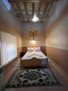 NkobLa perle de saghro的卧室配有一张床,地板上铺有地毯