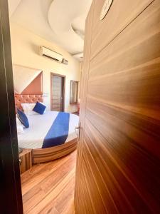 钱德加尔Hotel Wood Lark Zirakpur Chandigarh- A unit of Sidham Group of Hotels的通往卧室的大门