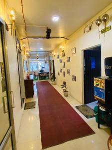 新德里Homestay Ac Dormitory的一间房间里铺有红地毯的走廊