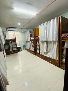 新德里Homestay Ac Dormitory的一间房间,配有几架白色衣服