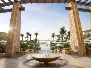迪拜迪拜棕榈岛索菲特Spa度假酒店的棕榈树庭院中间的喷泉