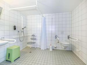贝尔法斯特伊塔普贝尔法斯特酒店的带淋浴、盥洗盆和卫生间的浴室