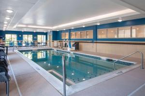 亚历山德里亚亚历山德里亚南部贝尔沃堡汉普顿套房酒店的大型客房中设有大型游泳池,拥有蓝色的墙壁