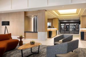 里士满希尔顿酒店温哥华机场店的大堂设有两张沙发和一张桌子