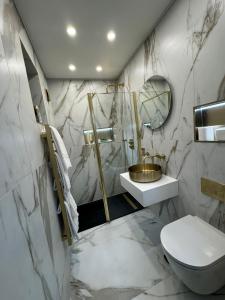 伦敦公园大道酒店 的白色的浴室设有水槽和卫生间。
