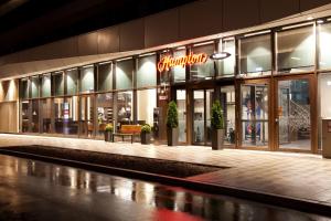 慕尼黑Hampton By Hilton Munich City Center East的商场前的商店