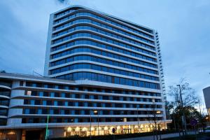 慕尼黑Hampton By Hilton Munich City Center East的一座大型办公楼,有很多窗户