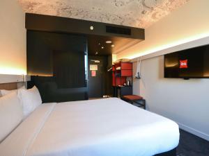 巴库ibis Baku City的卧室配有一张白色大床