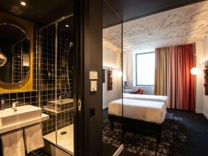 巴库ibis Baku City的一间酒店客房 - 带一张床和一间浴室