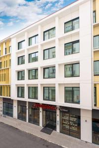 布达佩斯Hampton By Hilton Budapest City Centre的公寓大楼拥有白色的外观