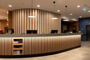 布达佩斯Hampton By Hilton Budapest City Centre的办公室里带条纹墙的酒吧