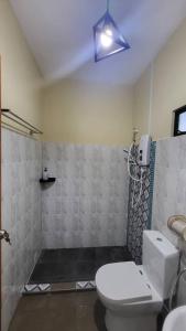 KeningauThe Backyard Cottage 168的一间带卫生间和淋浴的浴室