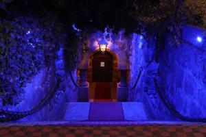 维纳德马卡斯蒂略中世纪酒店的夜间有灯光的蓝色隧道