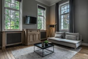富伦Landgoed Altenbroek的带沙发和电视的客厅