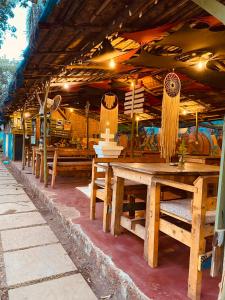 安君纳Gaia Hostels的室外餐厅设有木桌和长凳
