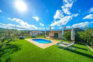 瓦莫斯Villa Lima Pool & Jacuzzi Chania的一个带游泳池和房子的庭院