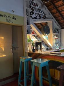 安君纳Gaia Hostels的餐厅酒吧的两张蓝色凳子