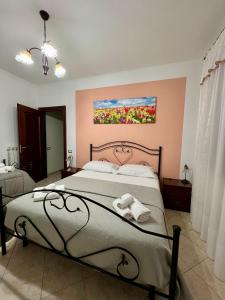 圣塔马里亚迪卡斯特a casa di Ale的一间卧室配有一张床,上面有两条毛巾