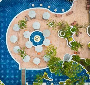 卡伦海滩普吉岛-安达曼海景度假村 PL-Andaman Seaview Resort的享有带游泳池的度假村的空中景致