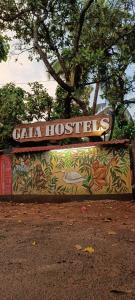 安君纳Gaia Hostels的墙上有卡拉旅馆标志