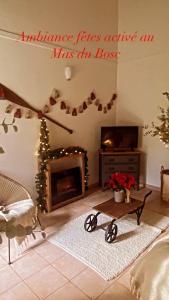 莫吉奥Le mas du bosc的客厅设有壁炉和圣诞树