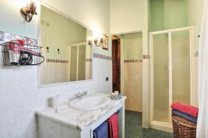 卡斯蒂廖恩菲奥伦蒂诺Podere Il Belvedere su Cortona的一间带水槽和镜子的浴室