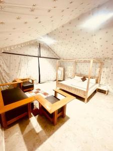 普杰K's Villa Bella的一间设有两张床的房间和一张帐篷内的桌子