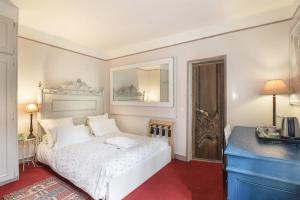 巴黎"Maison 1850 Paris 18" Chambre avec terrasse et parking的卧室配有白色的床和蓝色梳妆台
